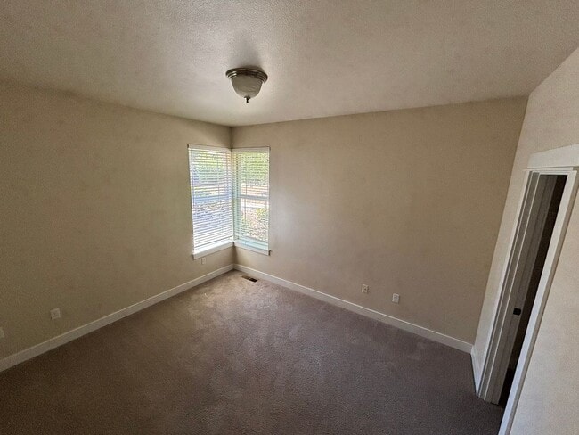 Building Photo - 1031 NE Watt Way