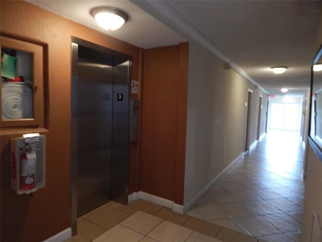 Building Photo - 3220 Bayview Dr