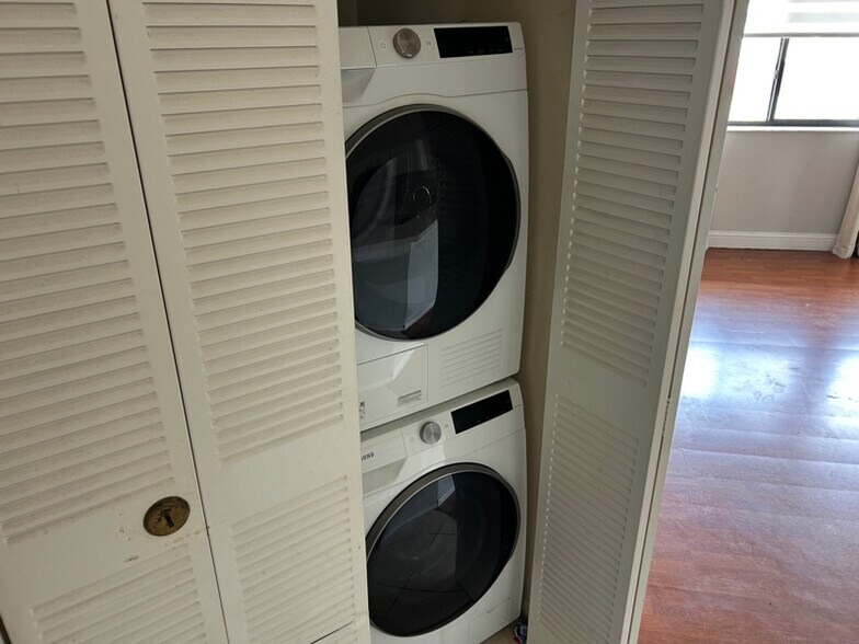 Building Photo - 2550 SW 18th Terrace