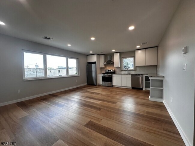 Building Photo - 23 Chestnut St