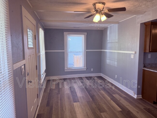 Building Photo - 538 University Ave