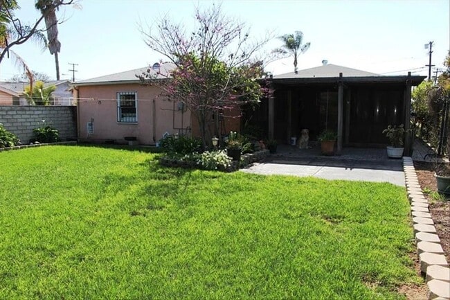 Building Photo - 3 BR / 1.75 BA detached single-family home...