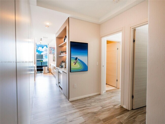 Building Photo - 801 S Miami Ave