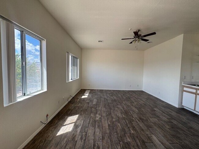 Building Photo - 2834