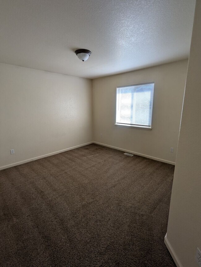 Building Photo - AWESOME 3-BDRM, 3-BATH, 4-LEVEL HOME AVAILABLE FOR IMMEDIATE OCCUPANCY IN