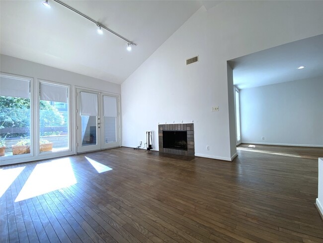 Building Photo - 5003 Yoakum Blvd