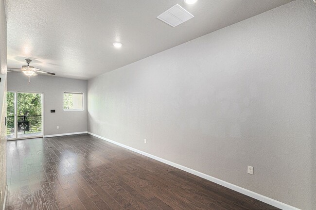 Building Photo - Creekside Townhome with Balconies on Every...