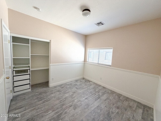 Building Photo - 982 E Doris St