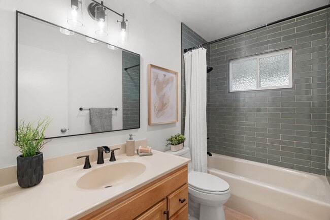 Building Photo - 1106 Viscaino Ave