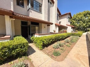 Building Photo - Gorgeous 3 Bedroom 3 Bathroom Townhome in Mission Trails!!