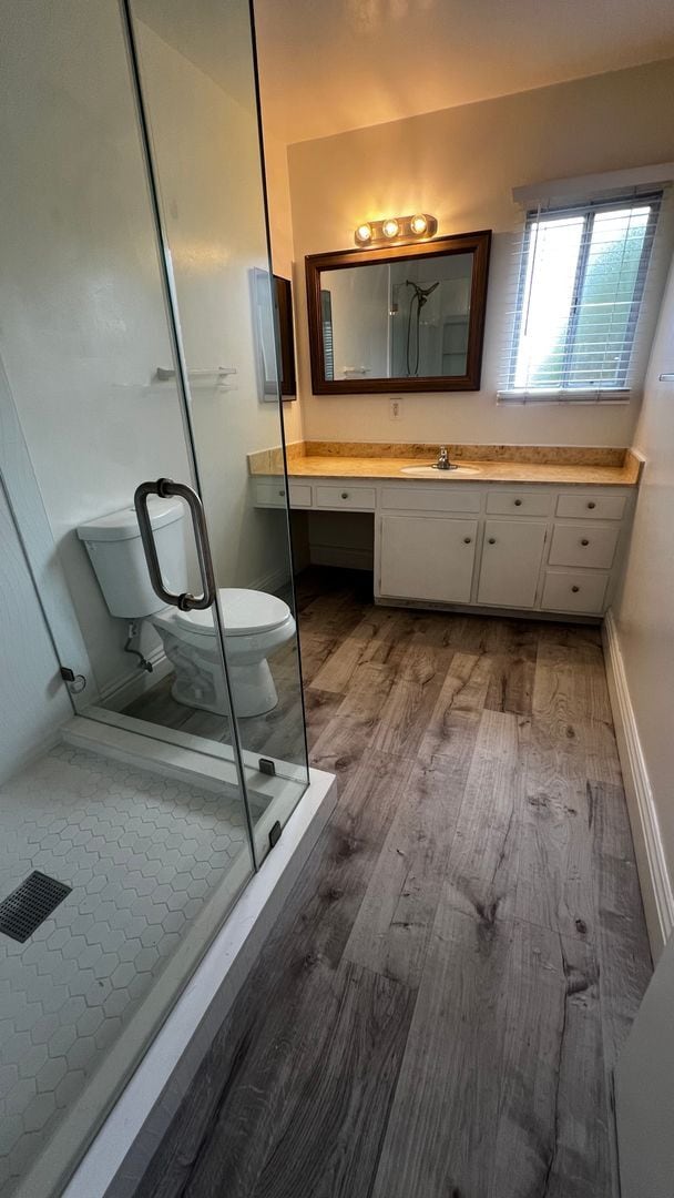 Building Photo - 3 Bed 2 Bath Downstairs Apartment For Rent...