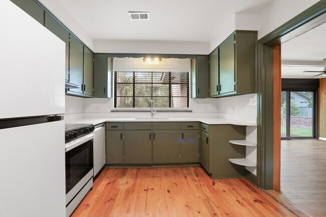 Building Photo - Renovated 3BR / 2BA Home for Rent on Gordonston Ave