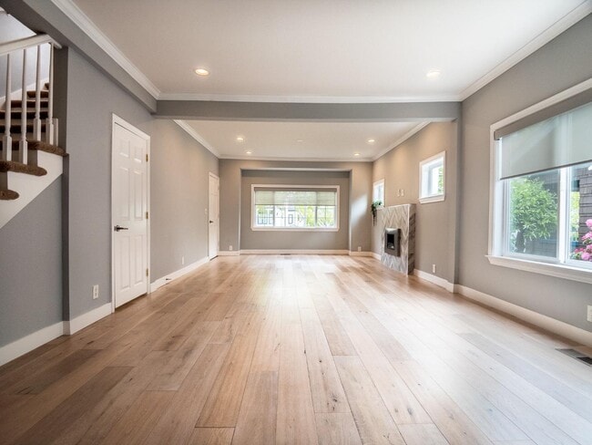 Building Photo - 1435 Edgehill Dr
