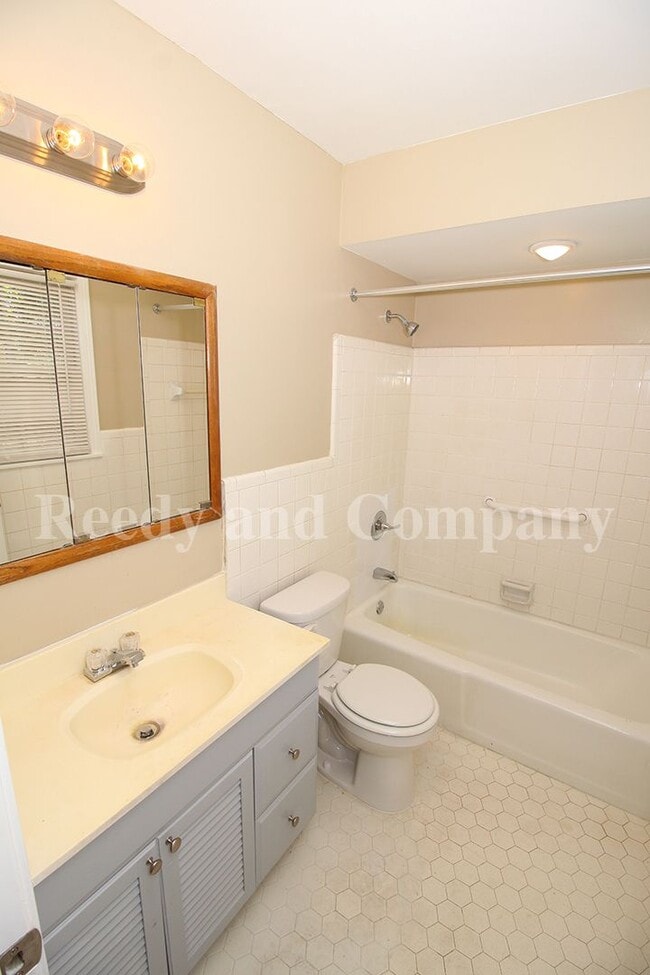 Building Photo - 5127 Kingswood Cir