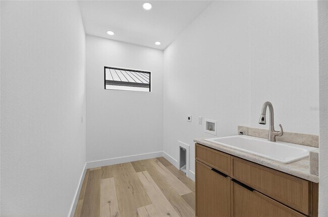 Building Photo - 2335 Oak Terrace