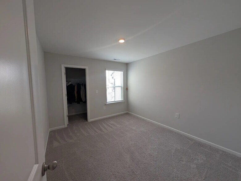 Building Photo - Room in Townhome on Regal Dr