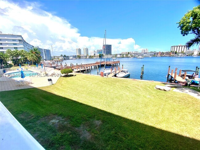 Building Photo - 400 Golden Isles Dr