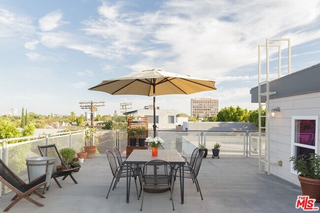 Building Photo - 530 N Larchmont Blvd