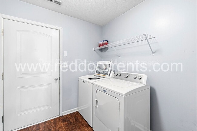 Building Photo - 7217 Burlat Ln