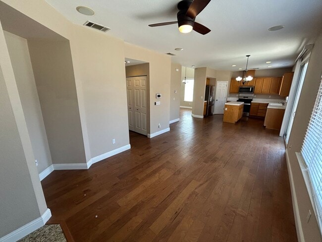 Building Photo - Beautiful Hidden Lake 3 Bed 3 Bath Home