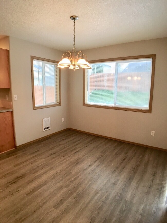 Building Photo - Finic5