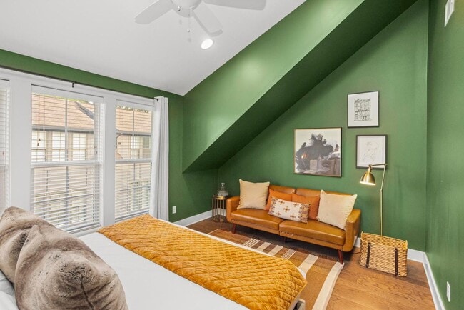 Building Photo - 4 BEDROOM, 5 BATH, 2-CAR GARAGE-