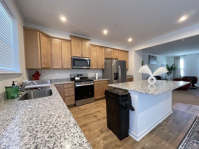 Building Photo - 4 br, 3.5 bath Townhome - 1733 Primrose Way