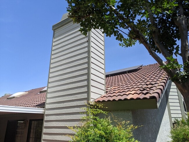 Building Photo - Spacious Bullard Court 2 bedroom 2 bathroo...