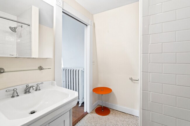 Building Photo - 34 Pine St