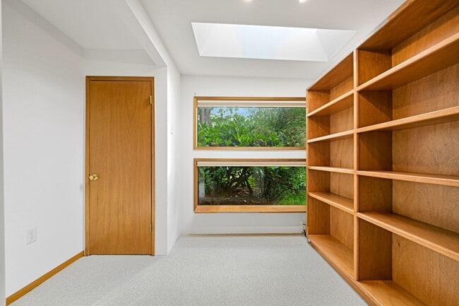 Building Photo - Charming 2-Bedroom Home with Stunning Wate...