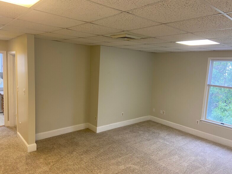 Living Room - 432 Roanoke Blvd