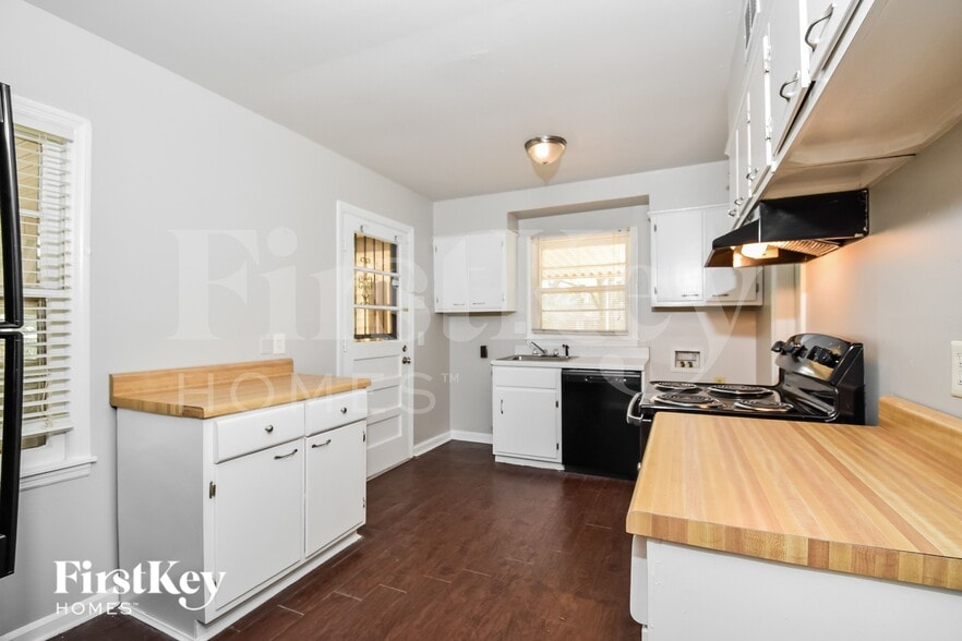 Building Photo - 1458 S White Station Rd