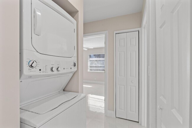 Building Photo - 301 SE 12th Ave