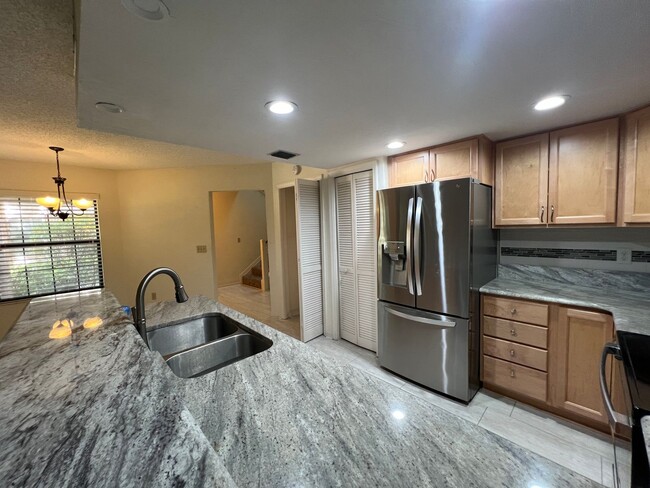 Building Photo - Beautiful 3 bed 2.5 bath townhome