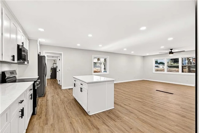 Building Photo - 4 Bed, 3 Bath in Decatur!