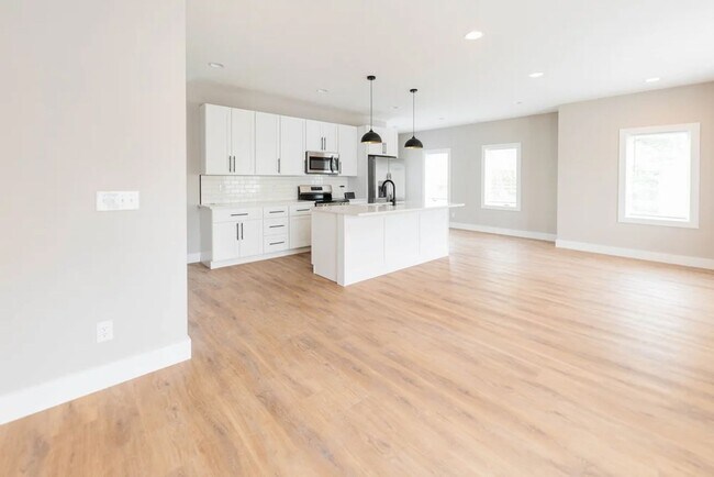 Building Photo - 307 W Kenwood Dr