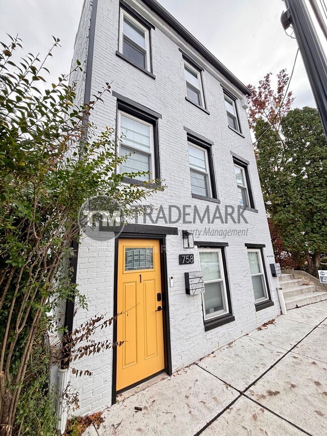 Building Photo - 758 Manor St