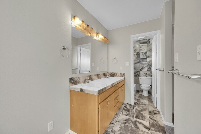 Building Photo - $2,490.95, 4 bed, 2.5 bath, located in Englewood