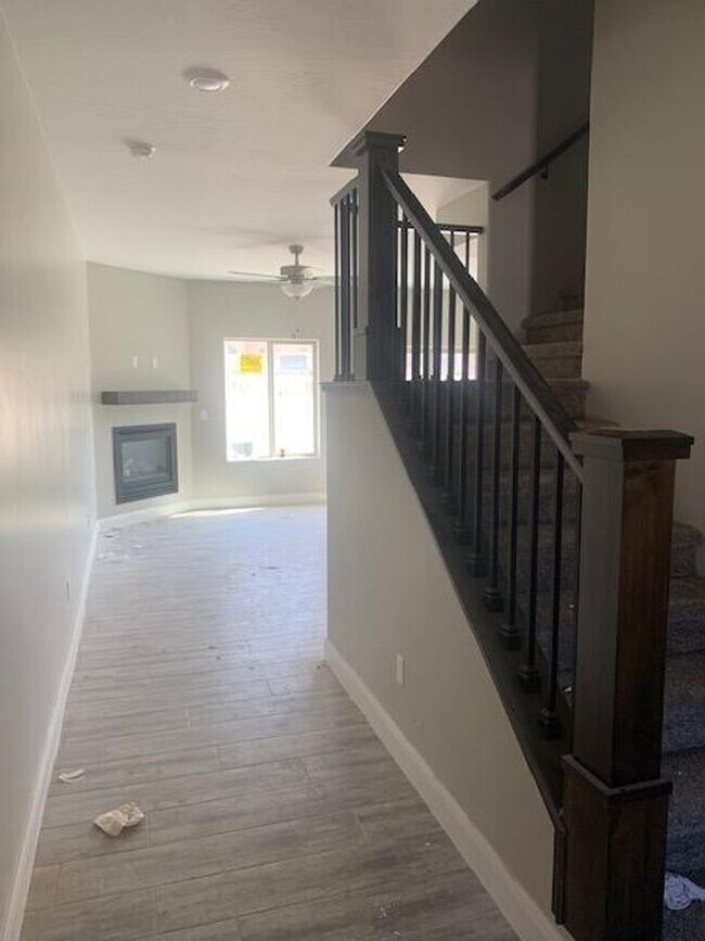 Building Photo - Gorgeous Townhome!  End Unit.