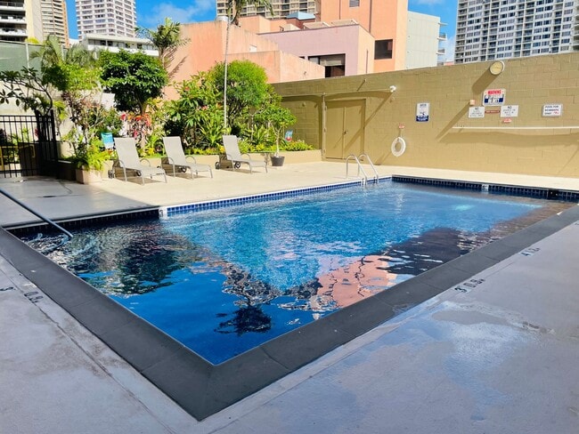 Building Photo - Partially Furnished Studio in Waikiki