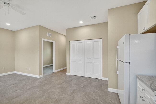 Building Photo - 4953 Serafica Dr