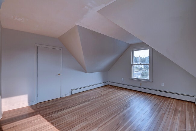 Building Photo - 93 Meadow St