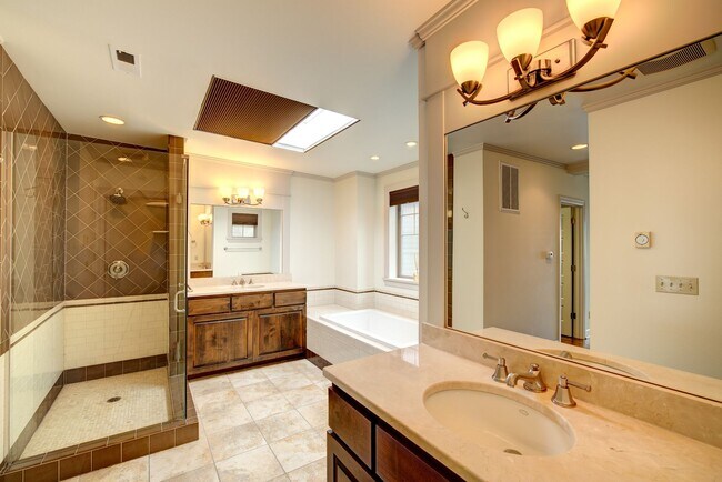 Building Photo - 2bd/2.25ba Seattle Townhome