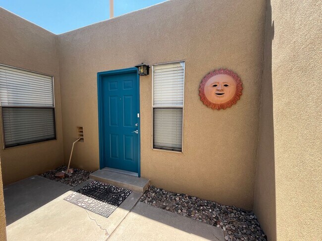 Building Photo - Cute 3 Bedroom 2 Bathroom Home In NW Albuq...