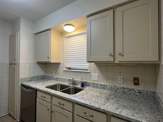 Building Photo - 2846 Blue Grass Dr