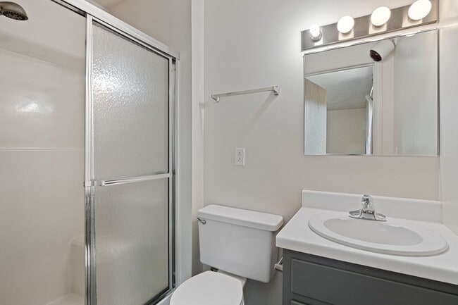 Building Photo - 3 or 4 Bed/ 3 1/2 bath