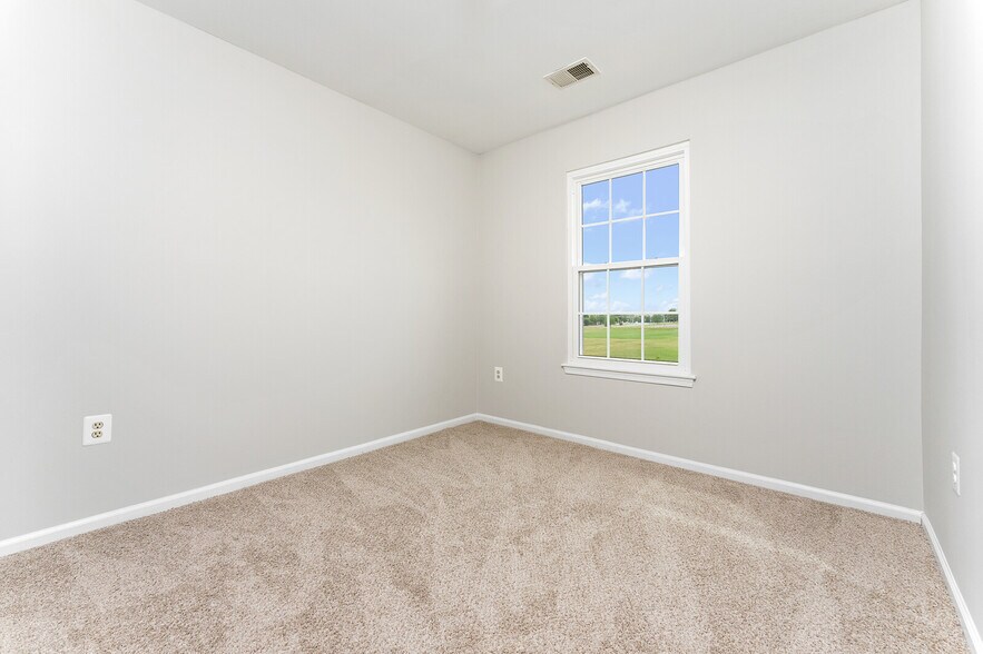 top floor bedroom 1 - 44132 Mistletoe Ter