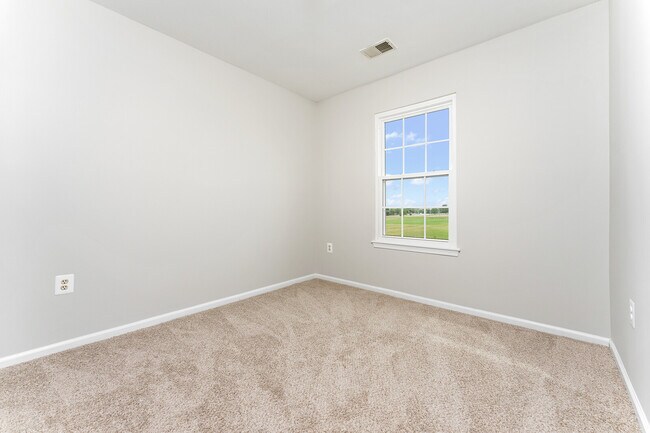 top floor bedroom 1 - 44132 Mistletoe Ter