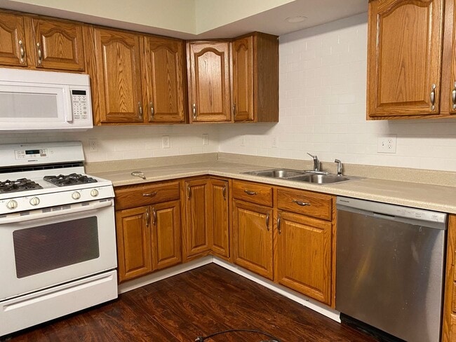 Building Photo - Town house