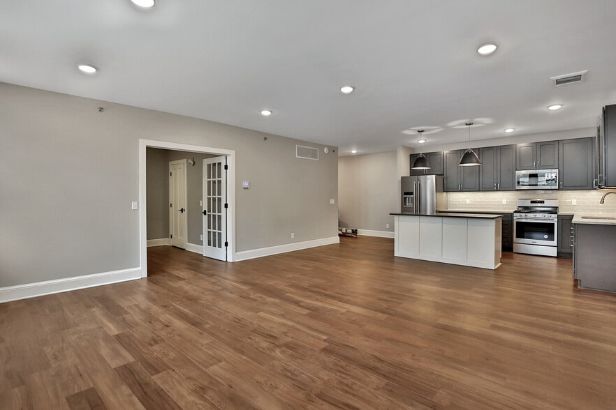 Building Photo - 107 Chestnut St E